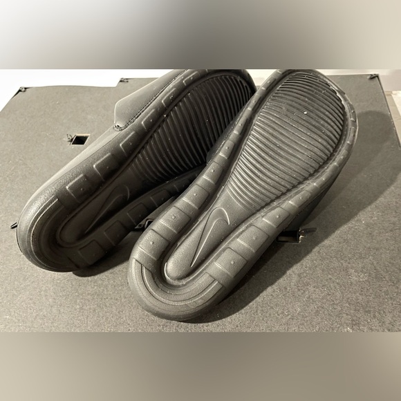 Nike men’s slippers size10, almost new - Picture 3 of 5